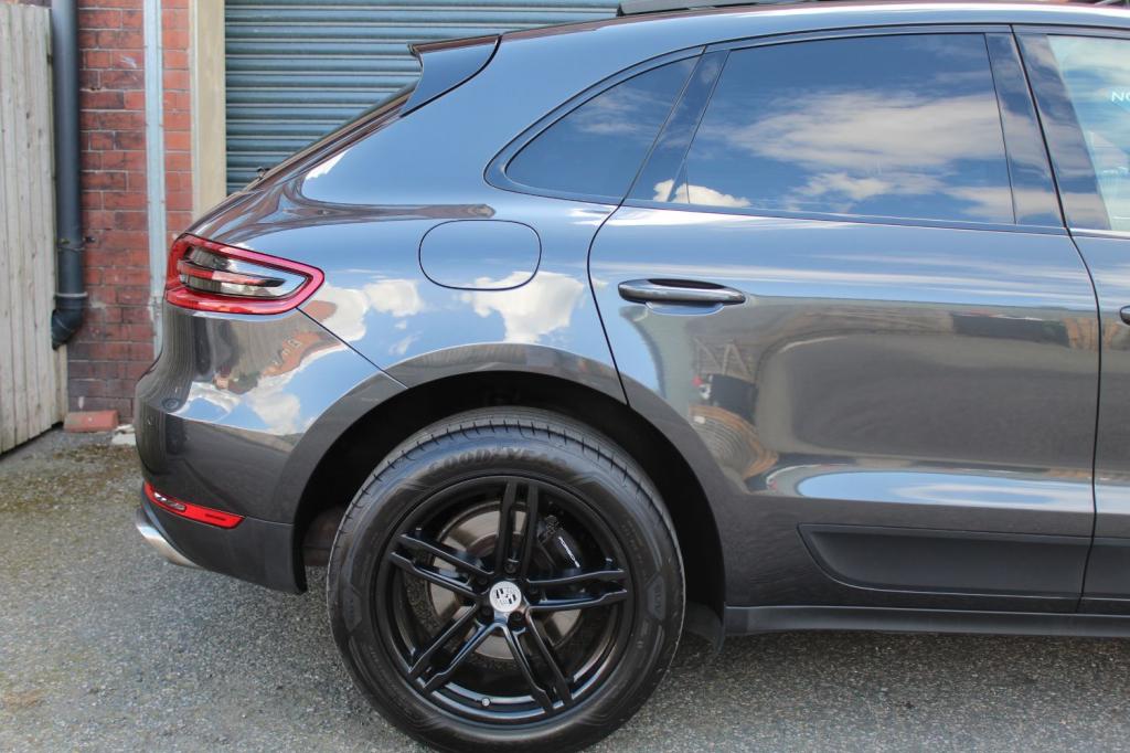 PORSCHE MACAN