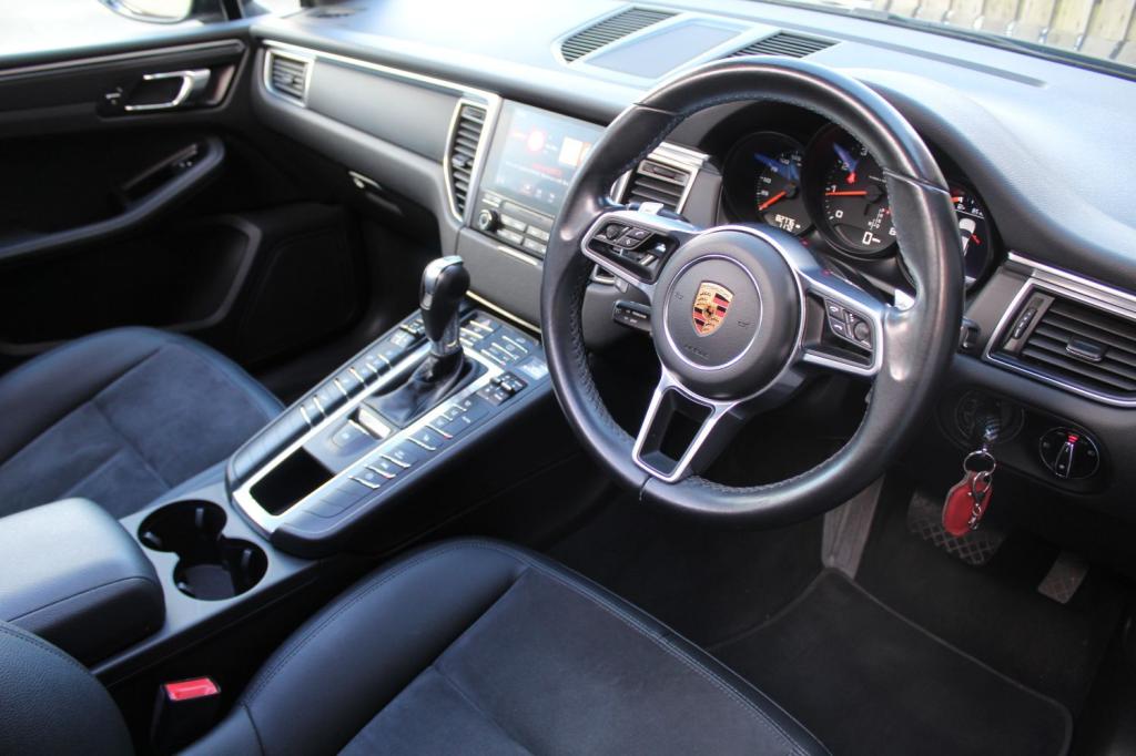 PORSCHE MACAN