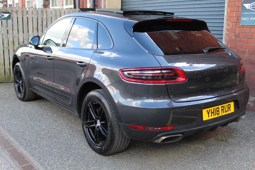 PORSCHE MACAN