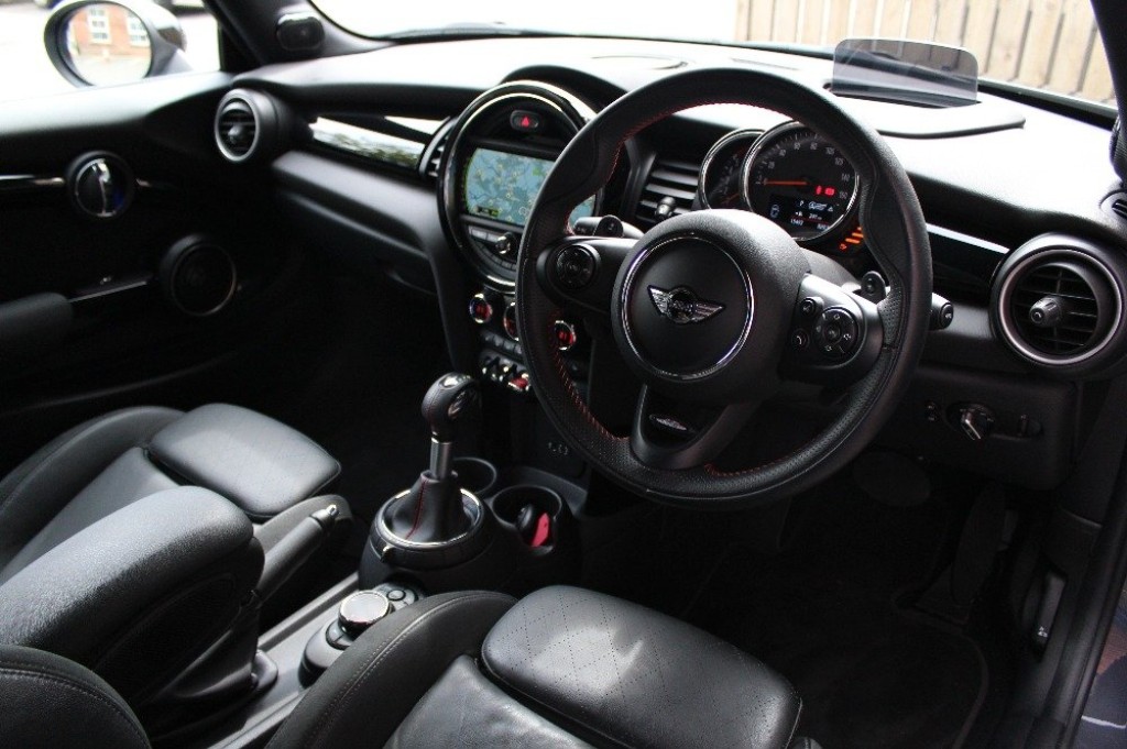 MINI HATCH