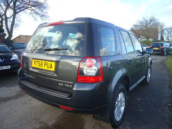 View LAND ROVER FREELANDER 2 2.2 TD4 SE