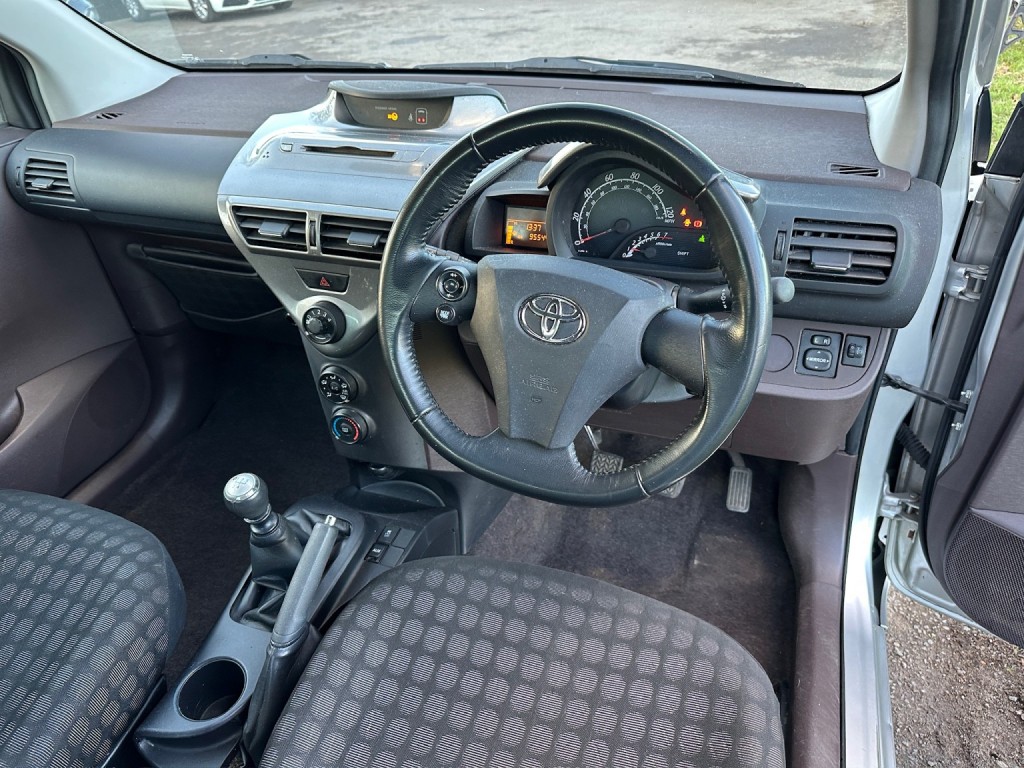 TOYOTA IQ 1.0 VVT-i 2010