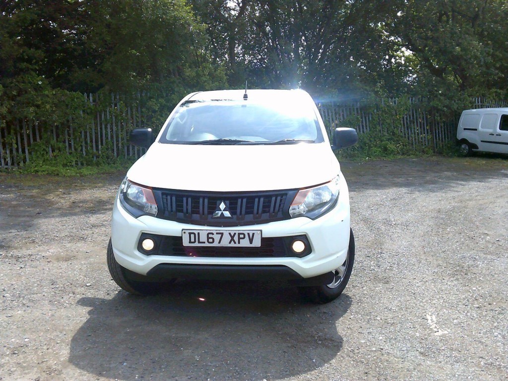 View MITSUBISHI L200 2.4 DI-D DC 4Life