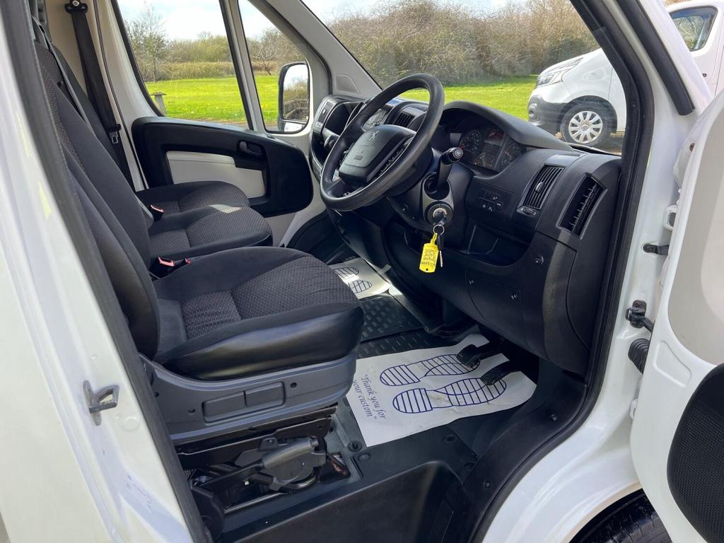 View PEUGEOT BOXER 2.2 HDi 335 Tipper
