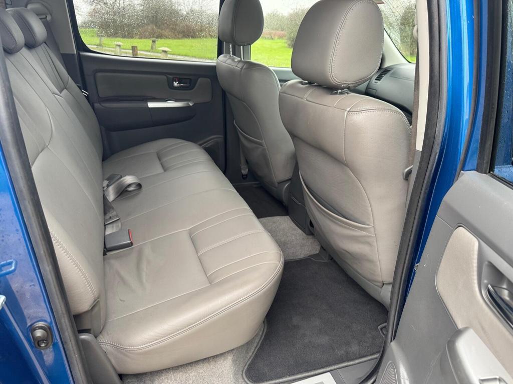 View TOYOTA HILUX 3.0 D-4D Invincible