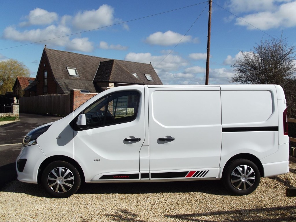 VAUXHALL VIVARO