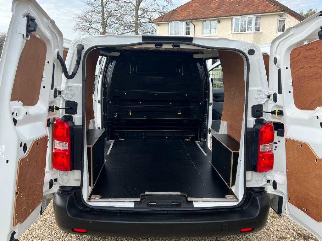 View PEUGEOT EXPERT BLUE HDI PROFESSIONAL STANDARD