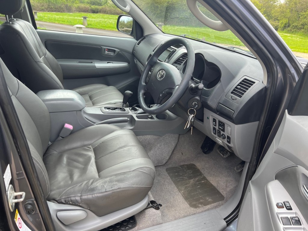 View TOYOTA HILUX INVINCIBLE 4X4 D-4D DCB