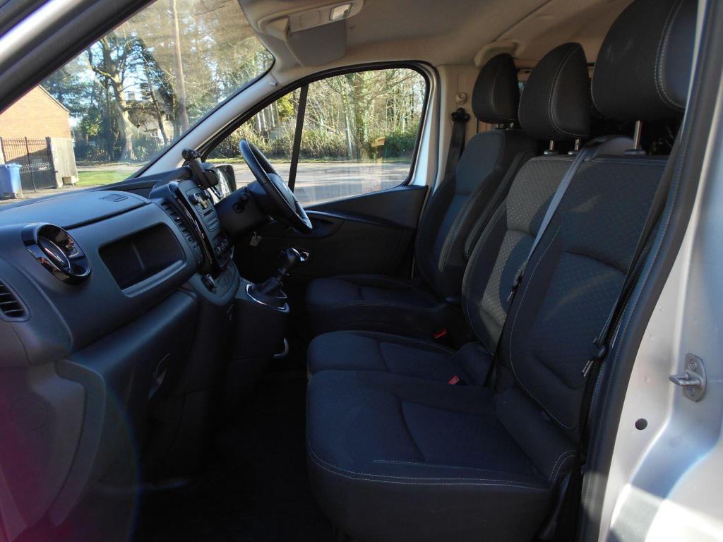 VAUXHALL VIVARO