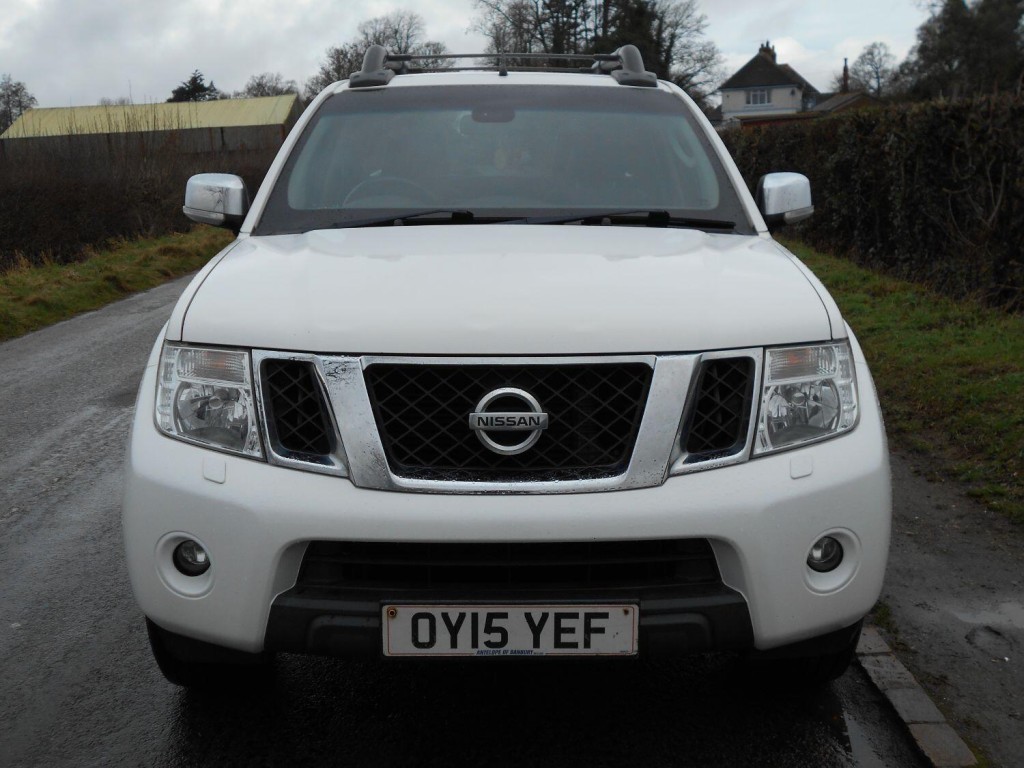 View NISSAN NAVARA 2.5 dCi Tekna 4x4 Pick-Up 190bhp *NO VAT* 