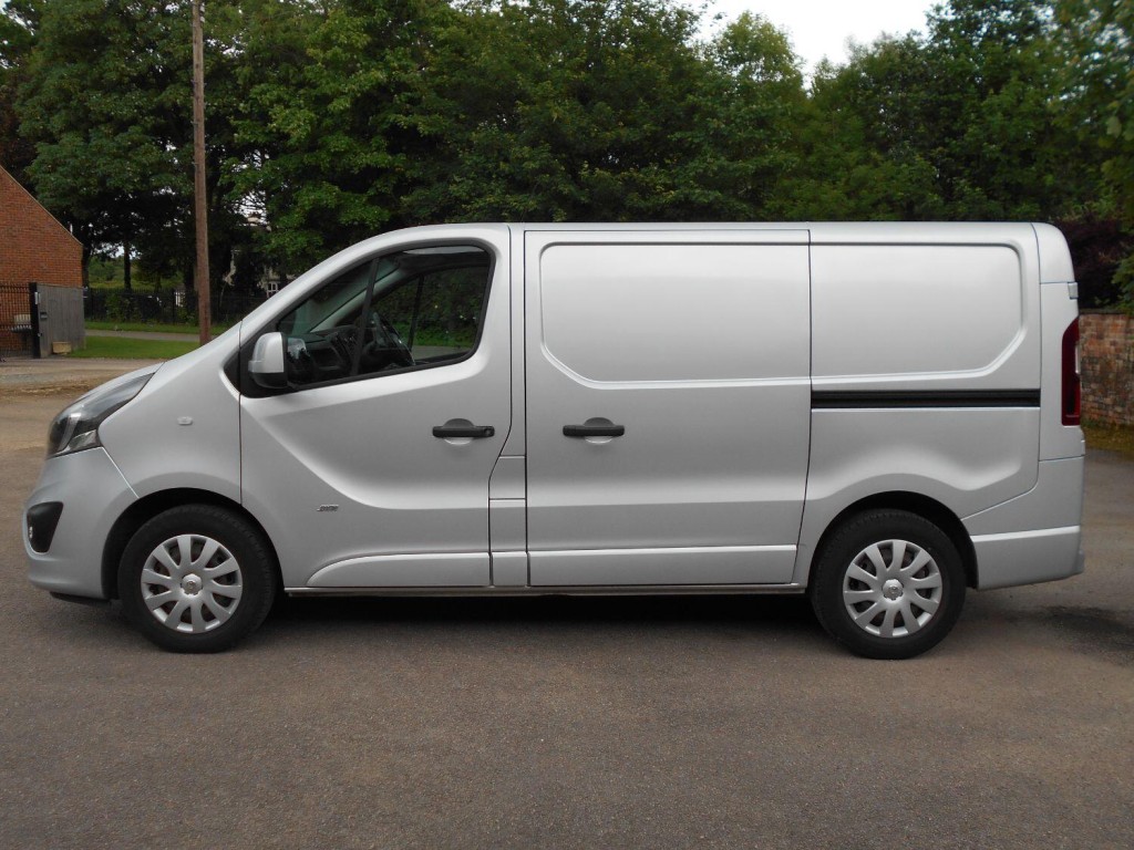 VAUXHALL VIVARO