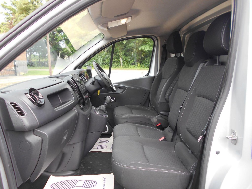 VAUXHALL VIVARO