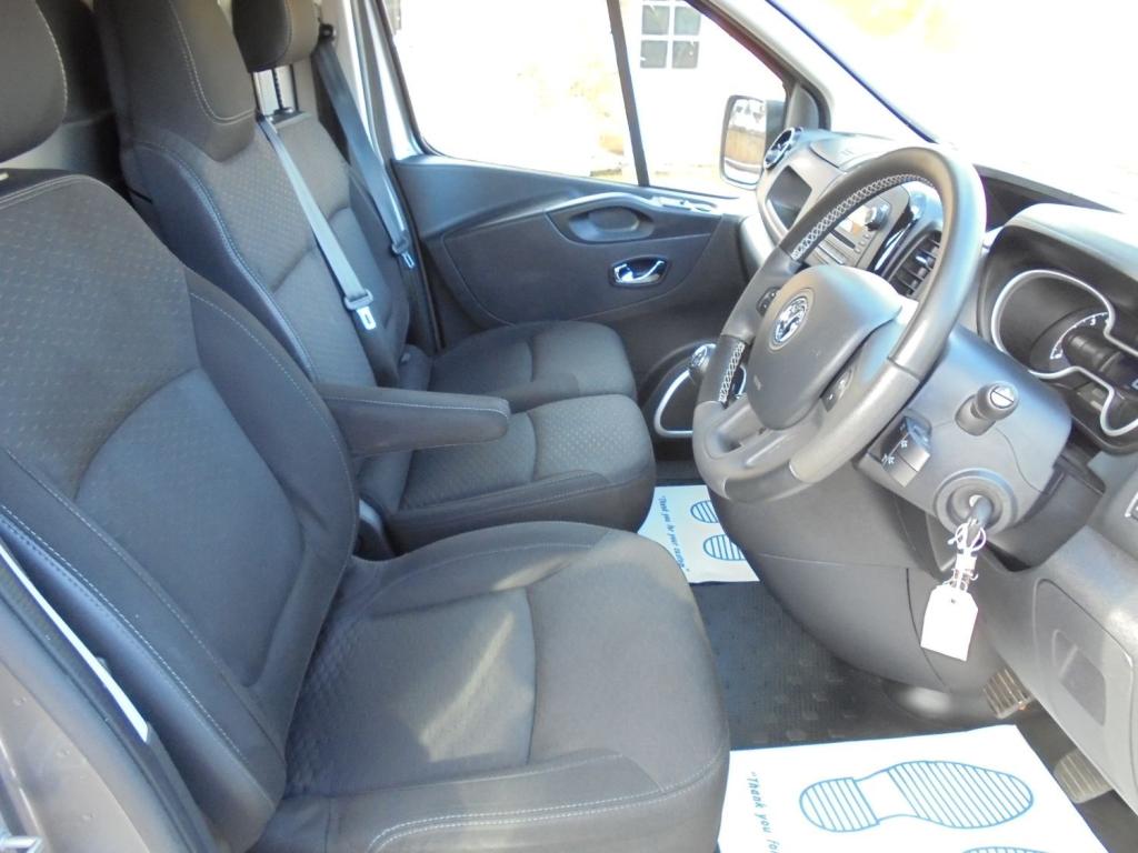 VAUXHALL VIVARO