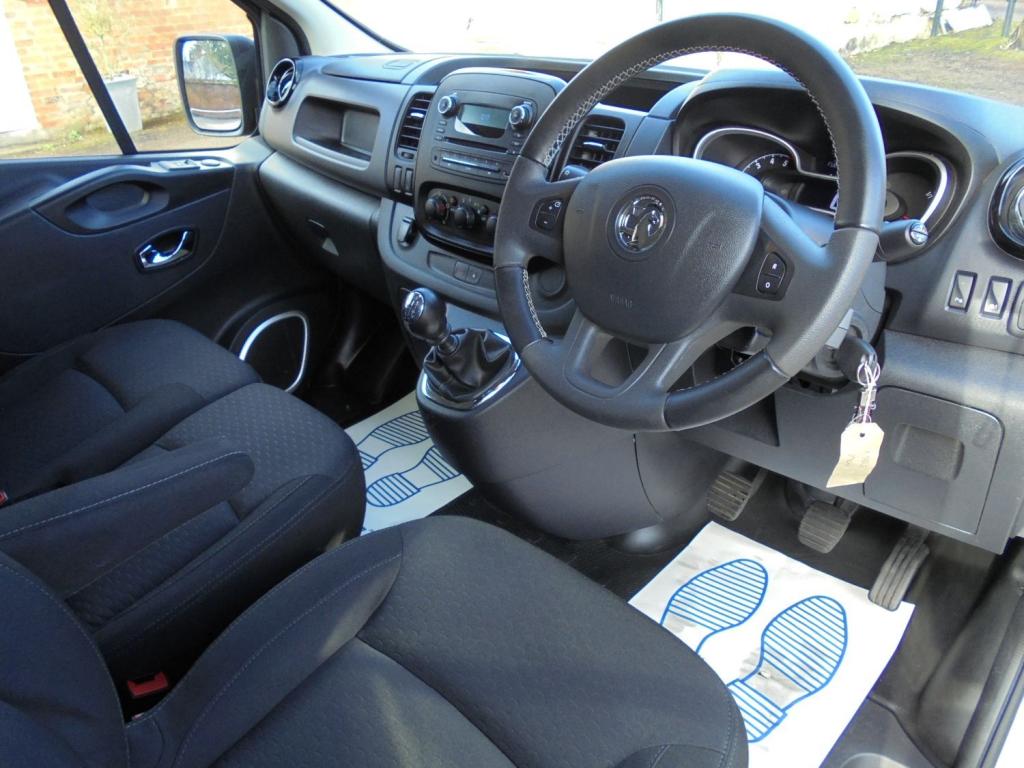VAUXHALL VIVARO