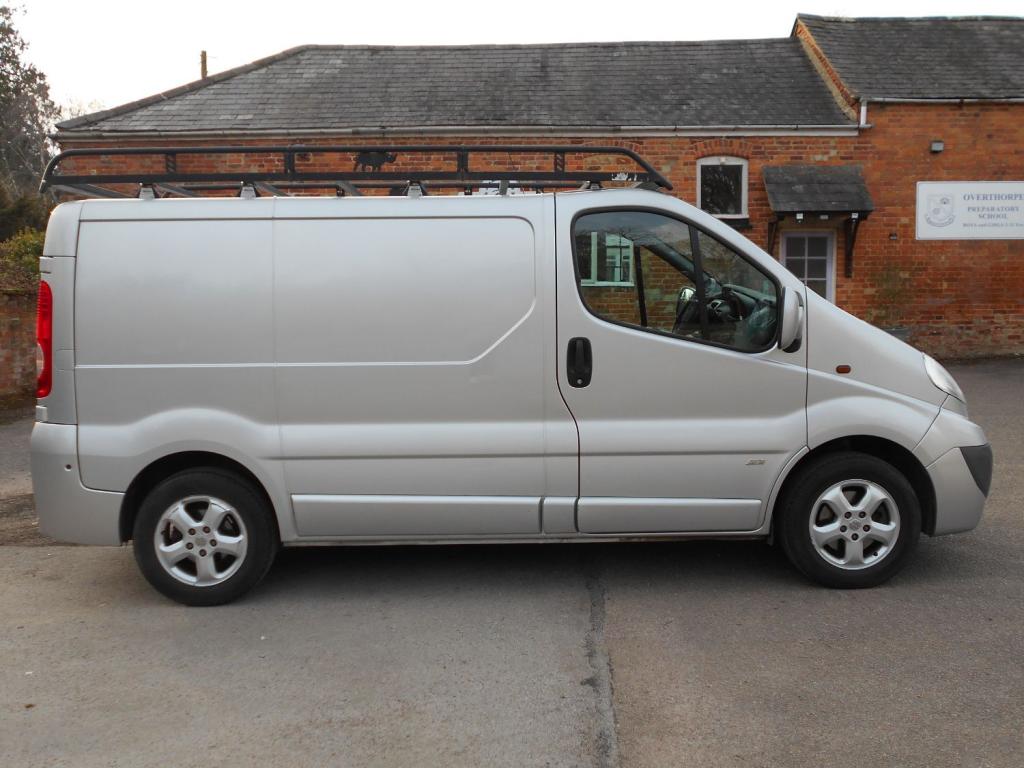 VAUXHALL VIVARO