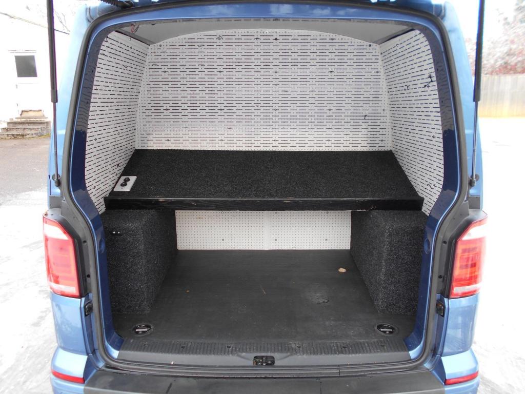 VOLKSWAGEN TRANSPORTER KOMBI