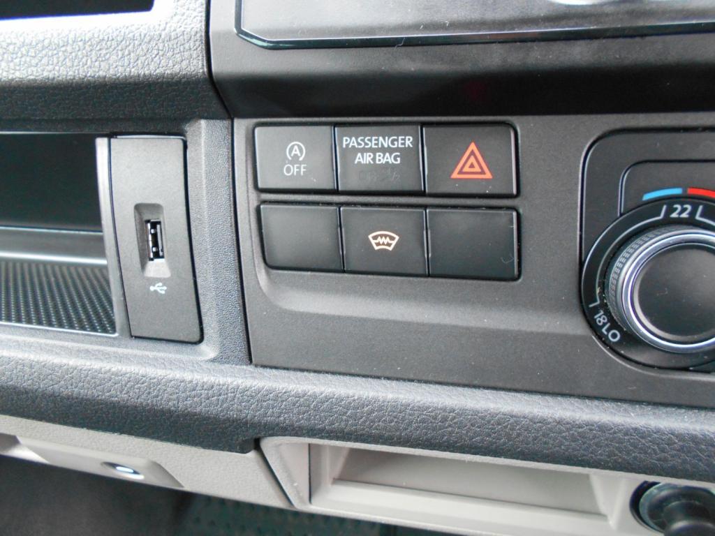 VOLKSWAGEN TRANSPORTER KOMBI