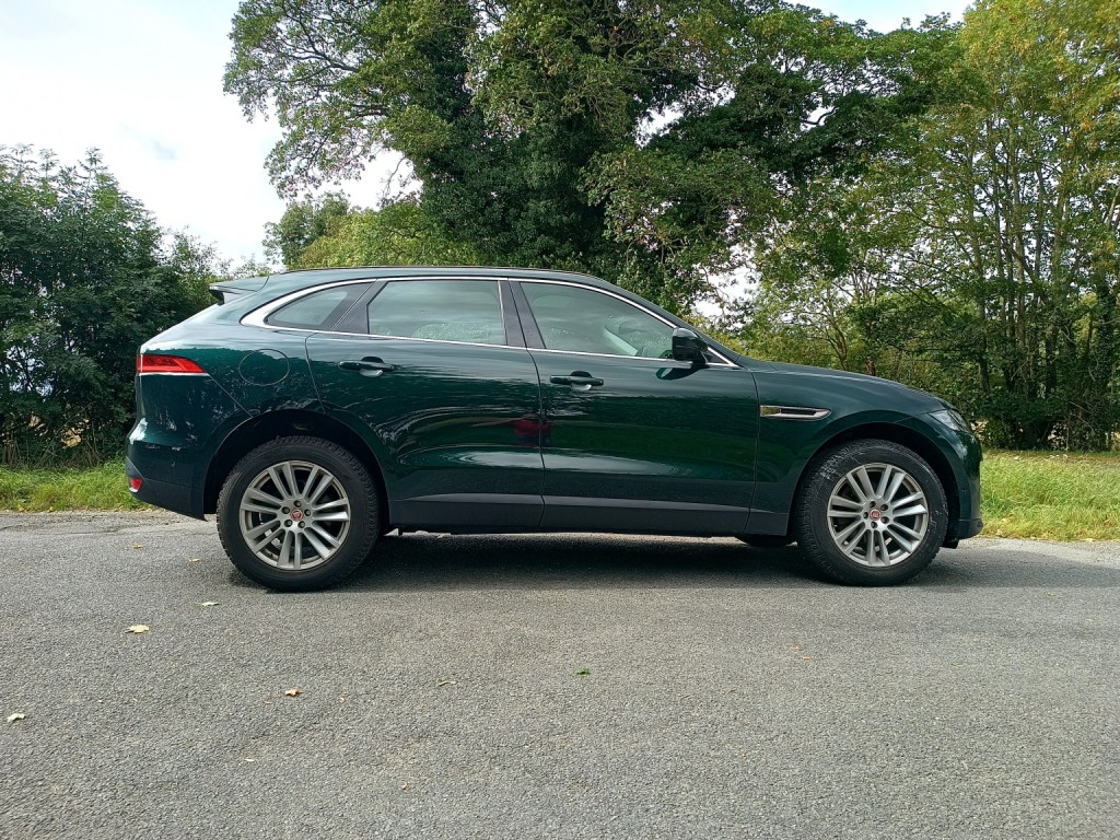 View JAGUAR F-PACE 2.0 D180 Portfolio