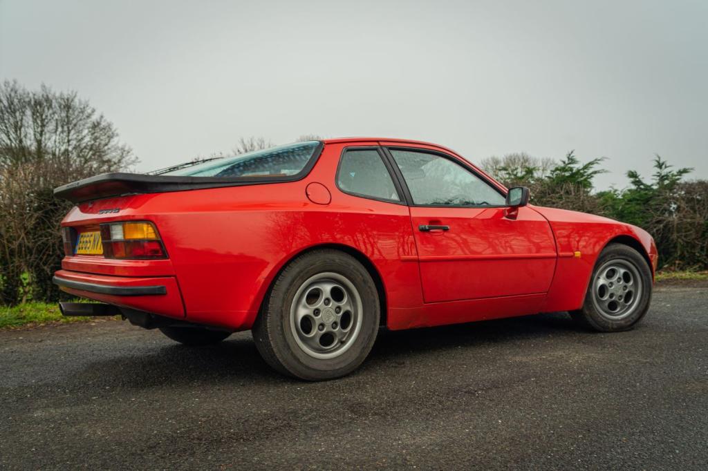 PORSCHE 944