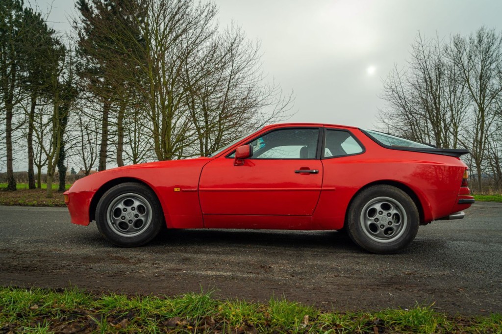 PORSCHE 944