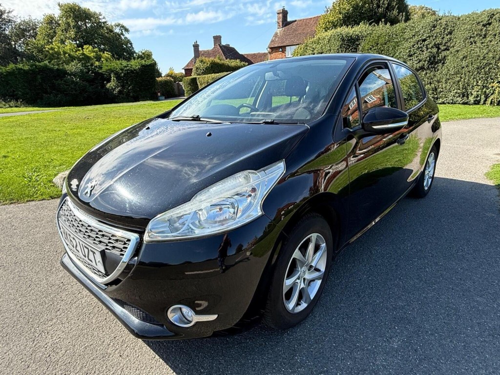 PEUGEOT 208