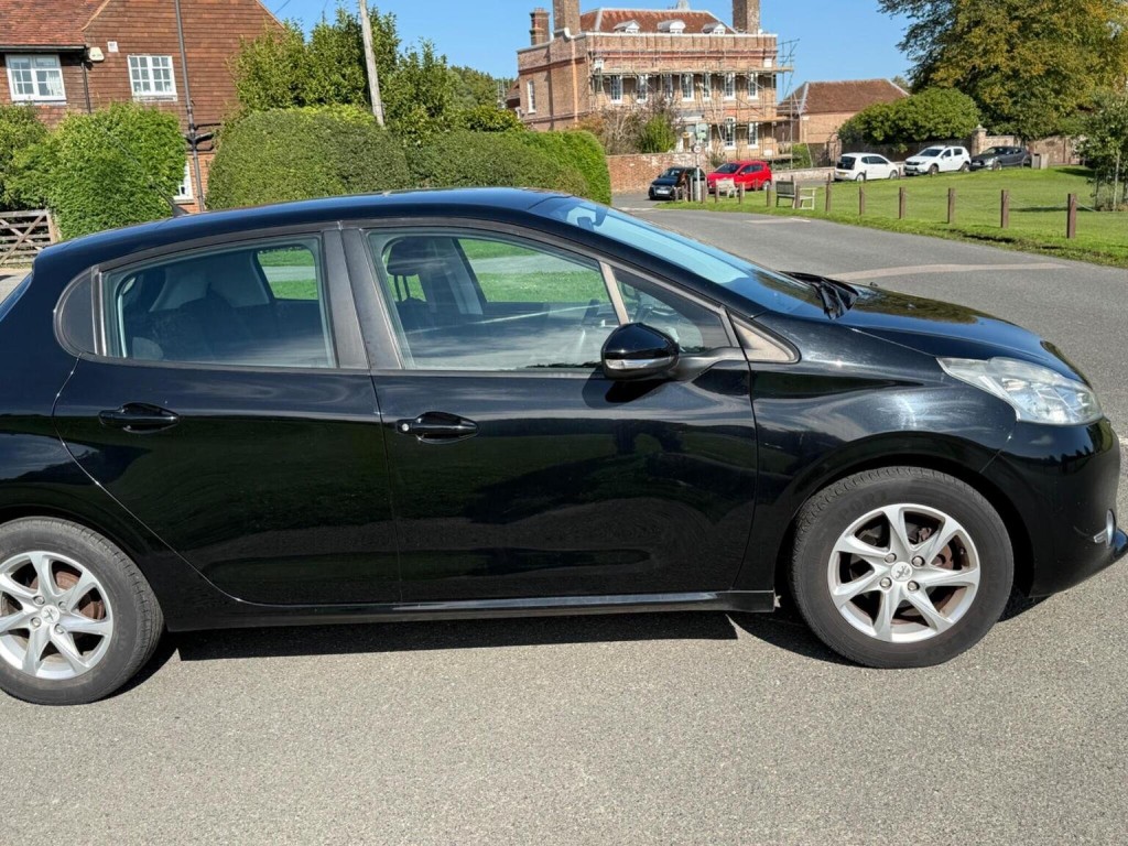 PEUGEOT 208