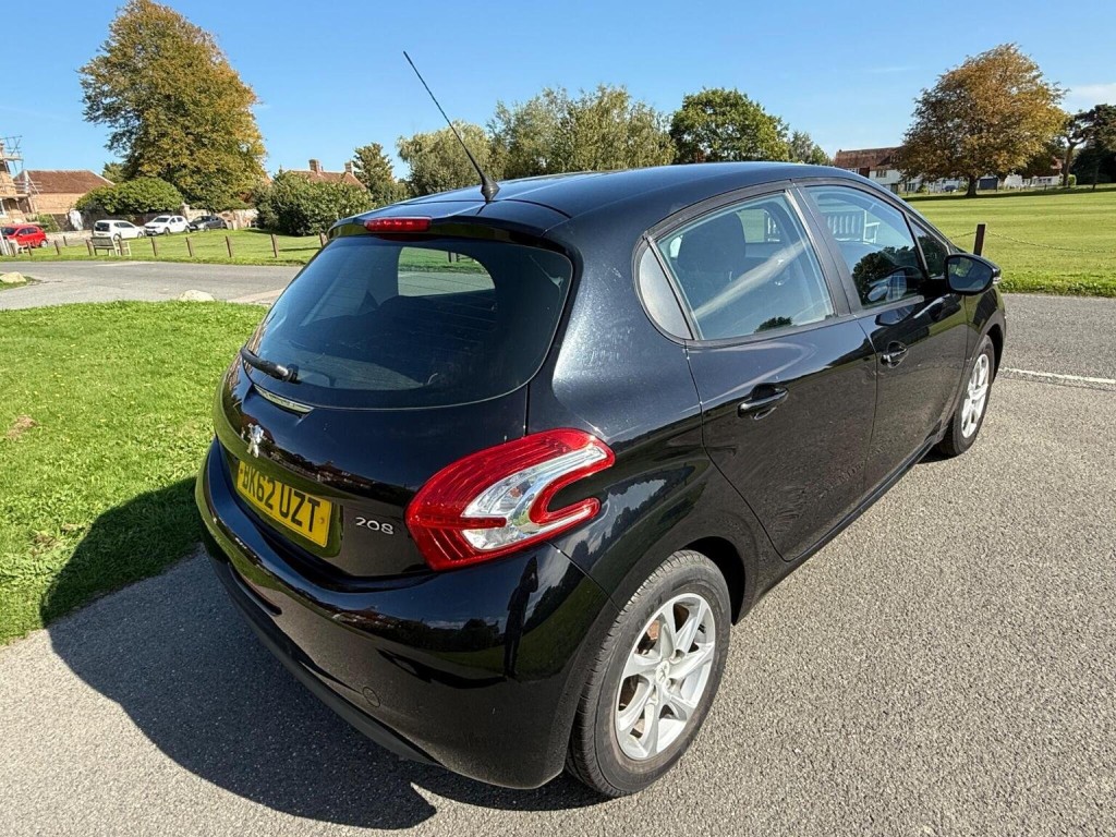 PEUGEOT 208