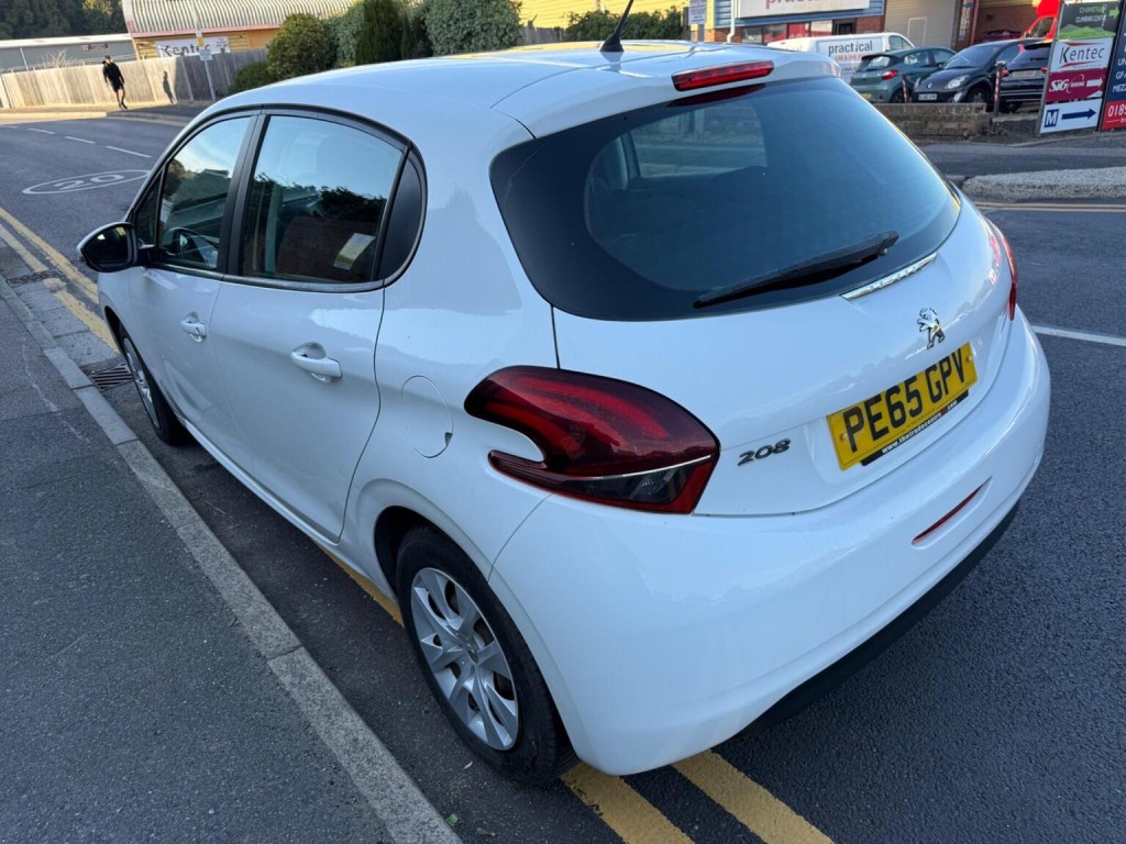 PEUGEOT 208