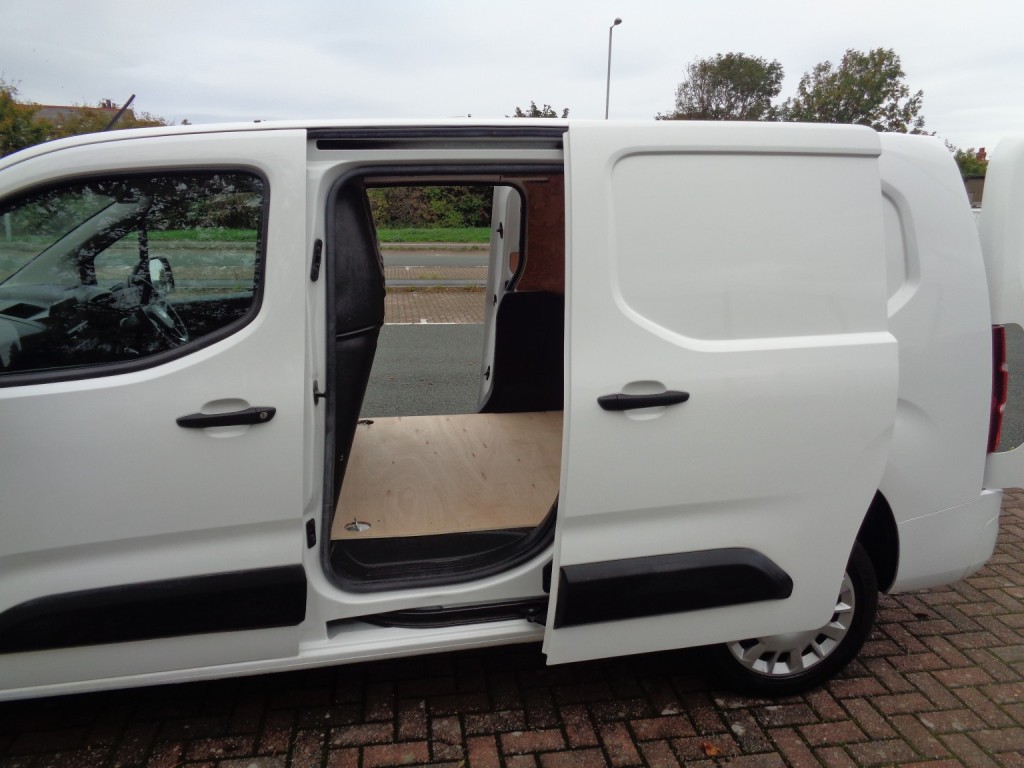 VAUXHALL COMBO 1.5 Turbo D 2300 Sportive 2020