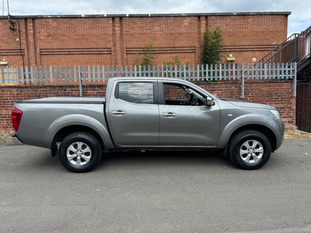 View NISSAN NAVARA 2.3 dCi Acenta