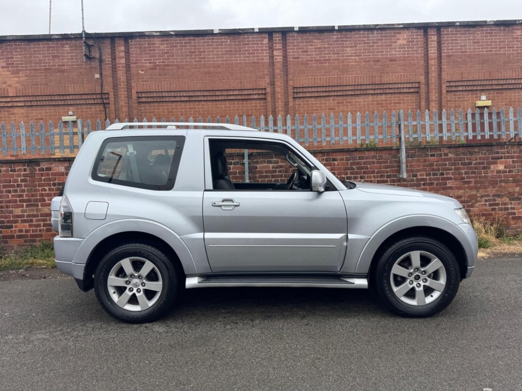 View MITSUBISHI SHOGUN 3.2 DI-DC Equippe
