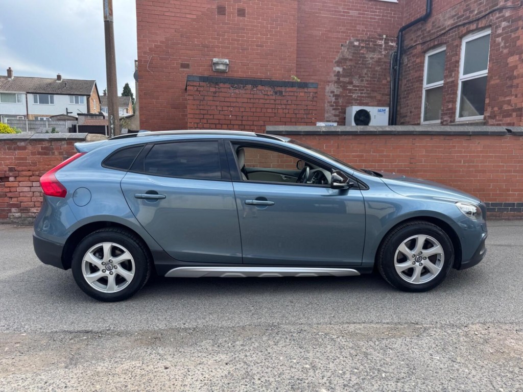 View VOLVO V40 CROSS COUNTRY 2.0 D3 SE Nav