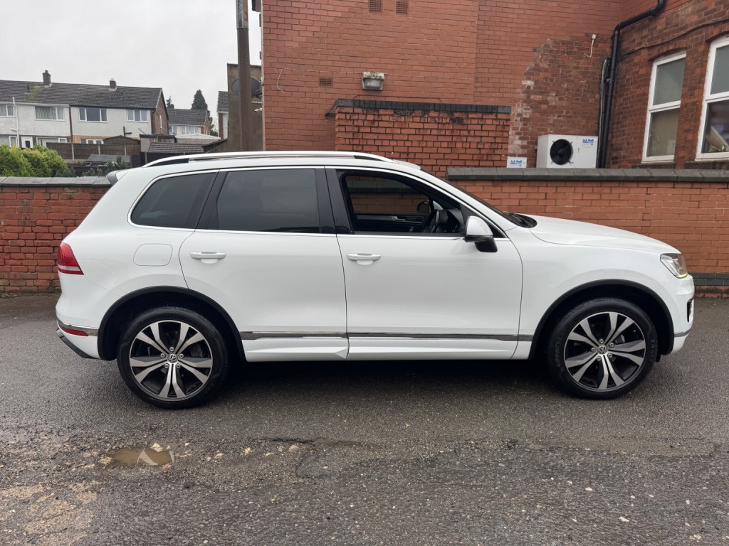 View VOLKSWAGEN TOUAREG 3.0 TDI V6 BlueMotion Tech R-Line