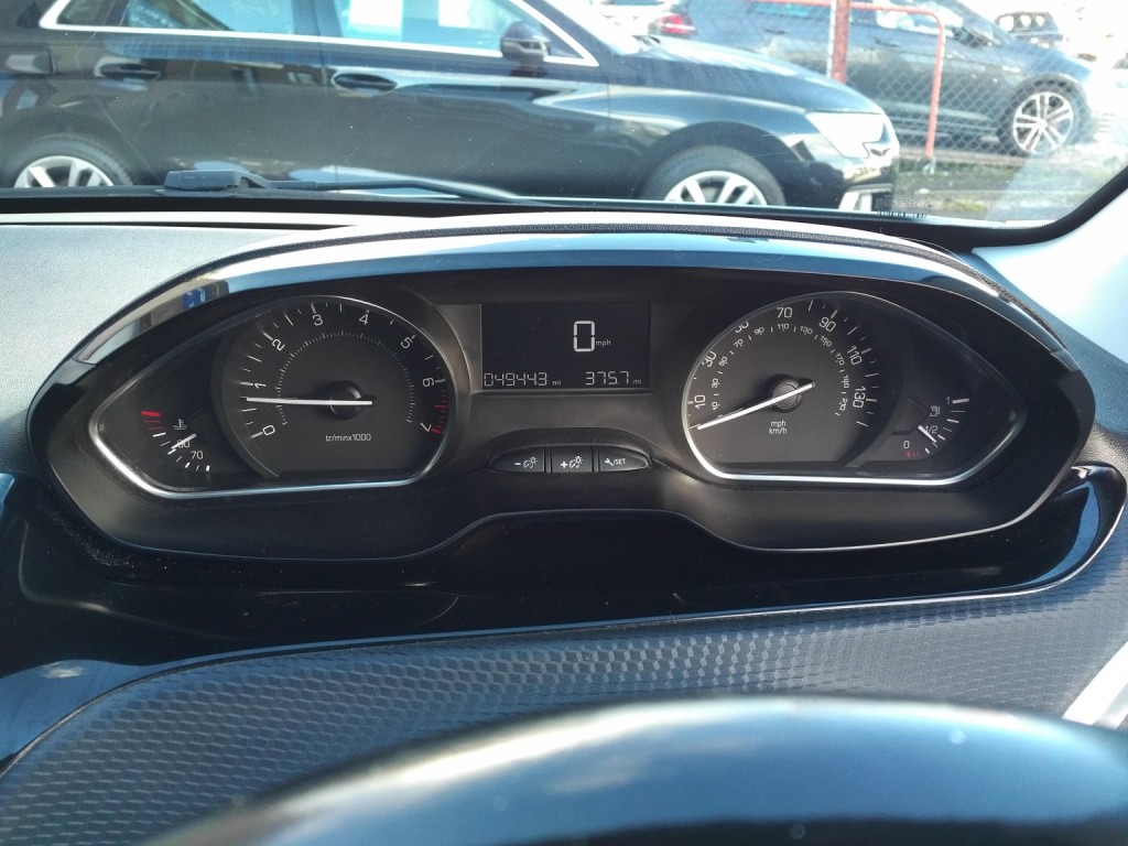 PEUGEOT 208 1.2 PureTech Allure 2015