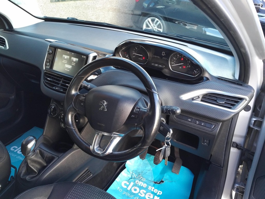 PEUGEOT 208 1.2 PureTech Allure 2015