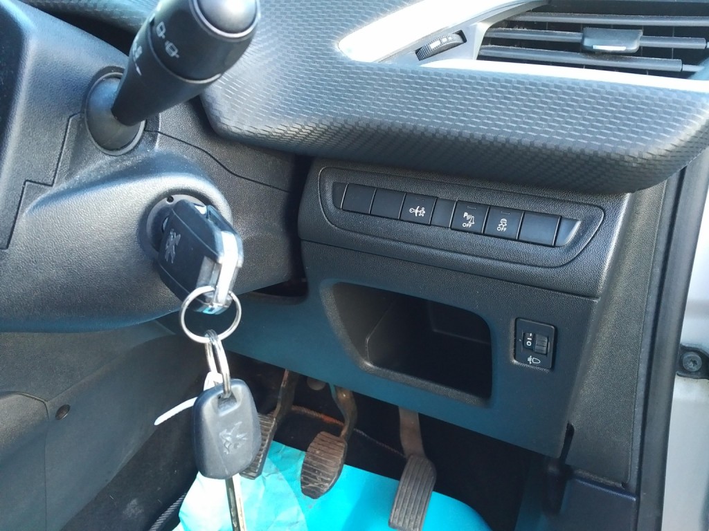 PEUGEOT 208 1.2 PureTech Allure 2015