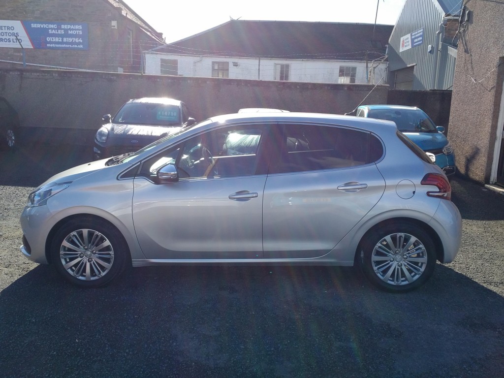 View PEUGEOT 208 1.2 PureTech Allure