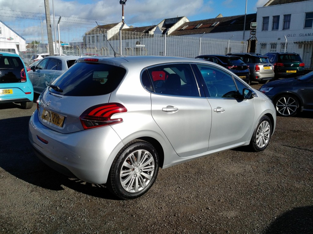 PEUGEOT 208 1.2 PureTech Allure 2015