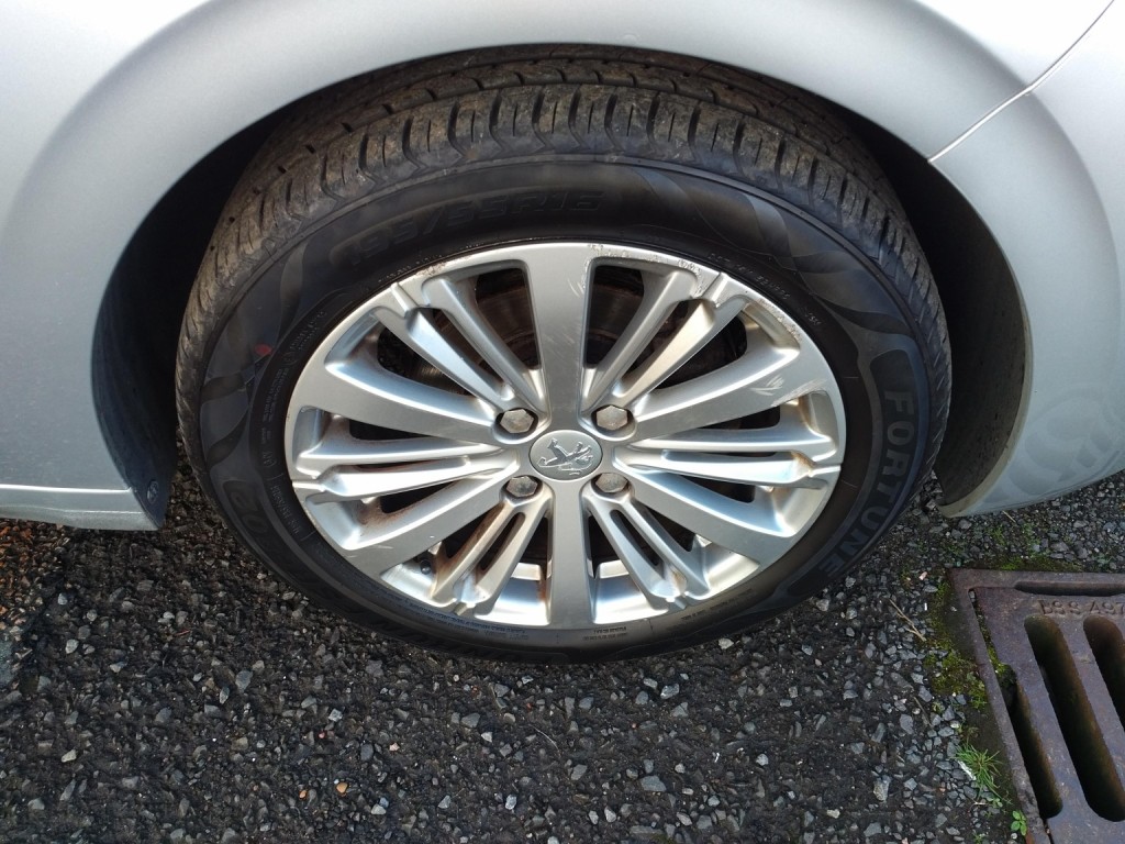 PEUGEOT 208 1.2 PureTech Allure 2015