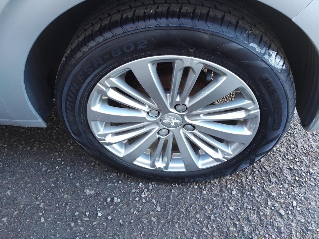 PEUGEOT 208 1.2 PureTech Allure 2015