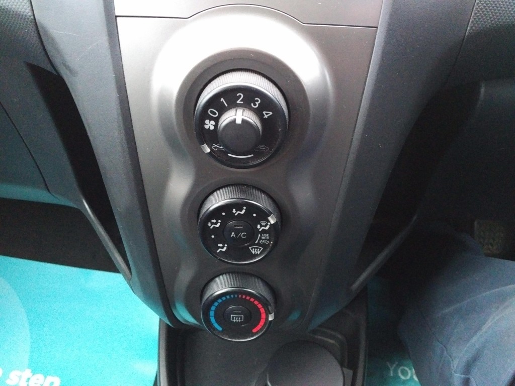 TOYOTA YARIS 1.3 Dual VVT-i SR 2009