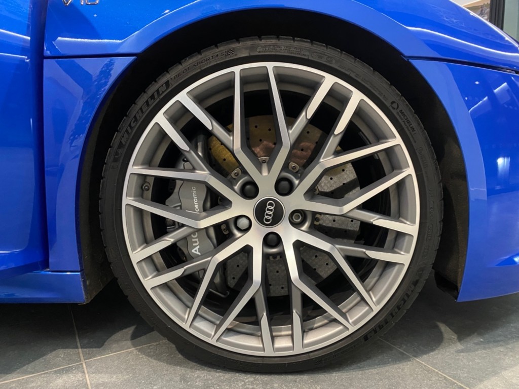 AUDI R8