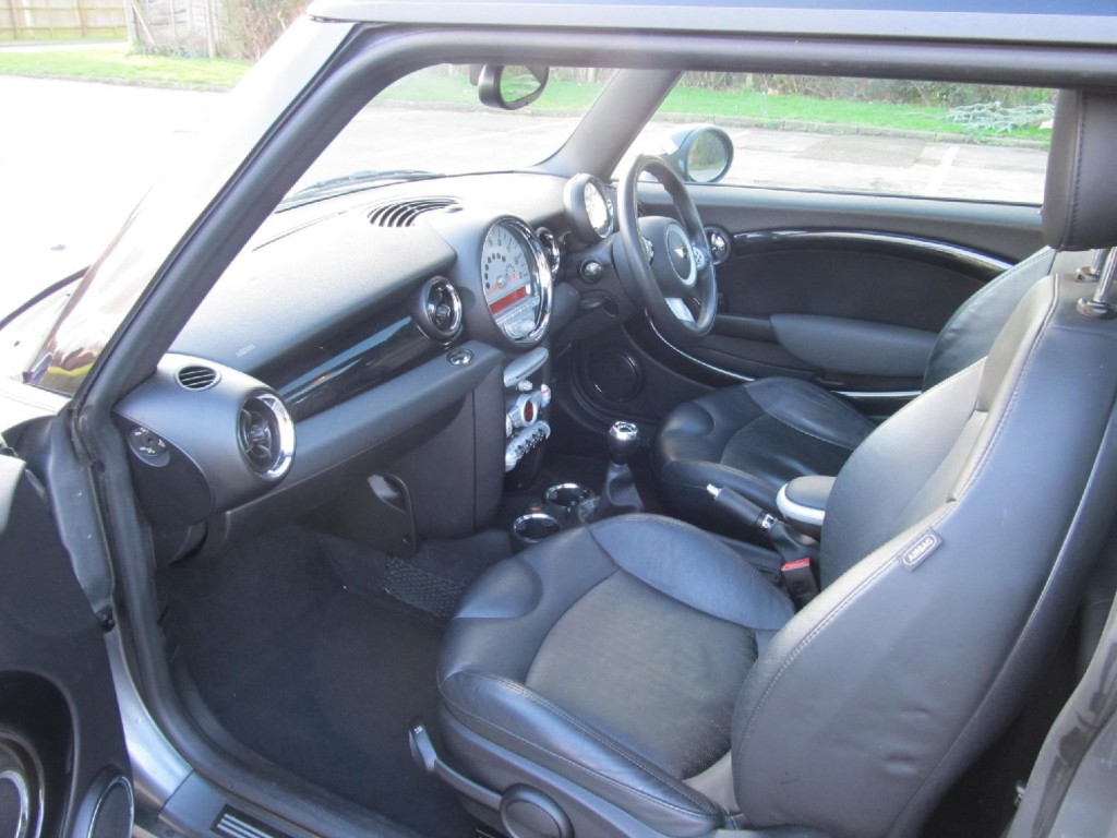 MINI HATCHBACK