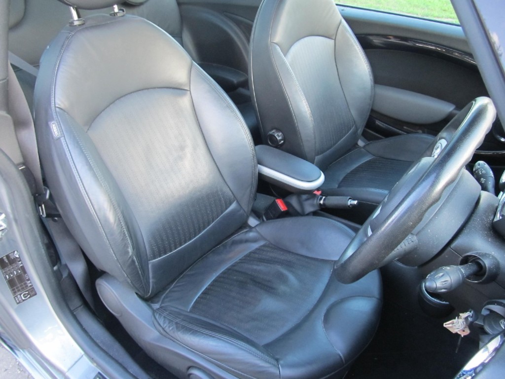 MINI HATCHBACK