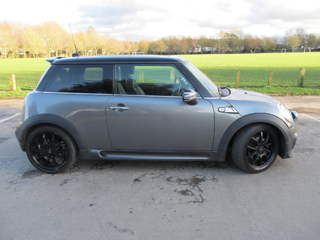 MINI HATCHBACK