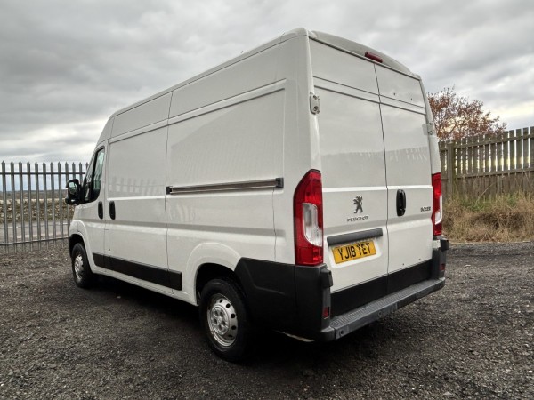 View PEUGEOT BOXER 2.0 BlueHDi 335 Professional