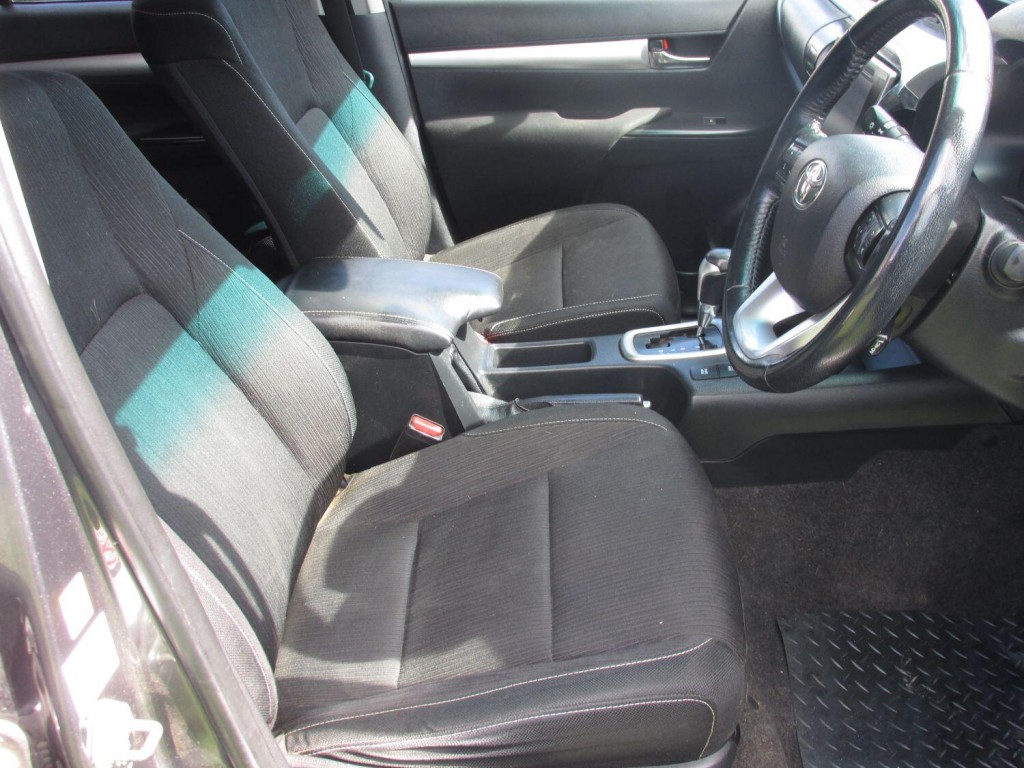 TOYOTA HILUX INVINCIBLE 4X4 D-4D DCB 2018