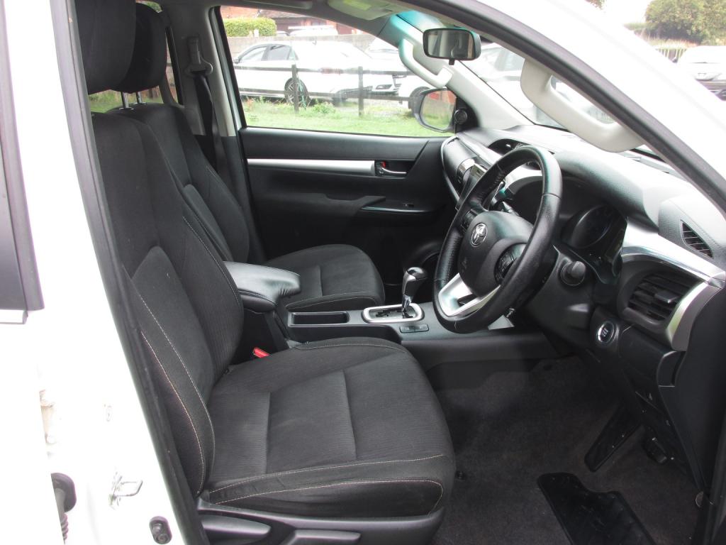 TOYOTA HILUX INVINCIBLE 4X4 D-4D DCB 2020