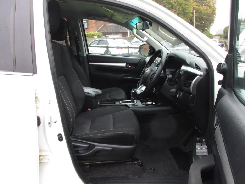 TOYOTA HILUX INVINCIBLE 4X4 D-4D DCB 2020