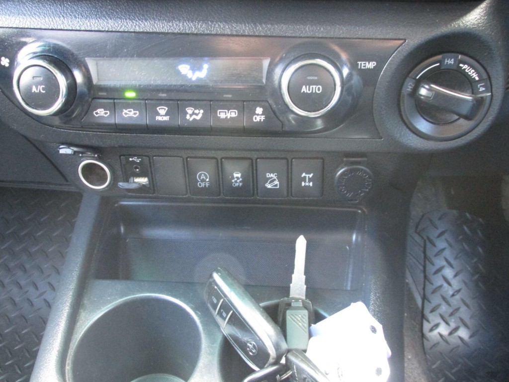 TOYOTA HILUX INVINCIBLE 4X4 D-4D DCB 2018